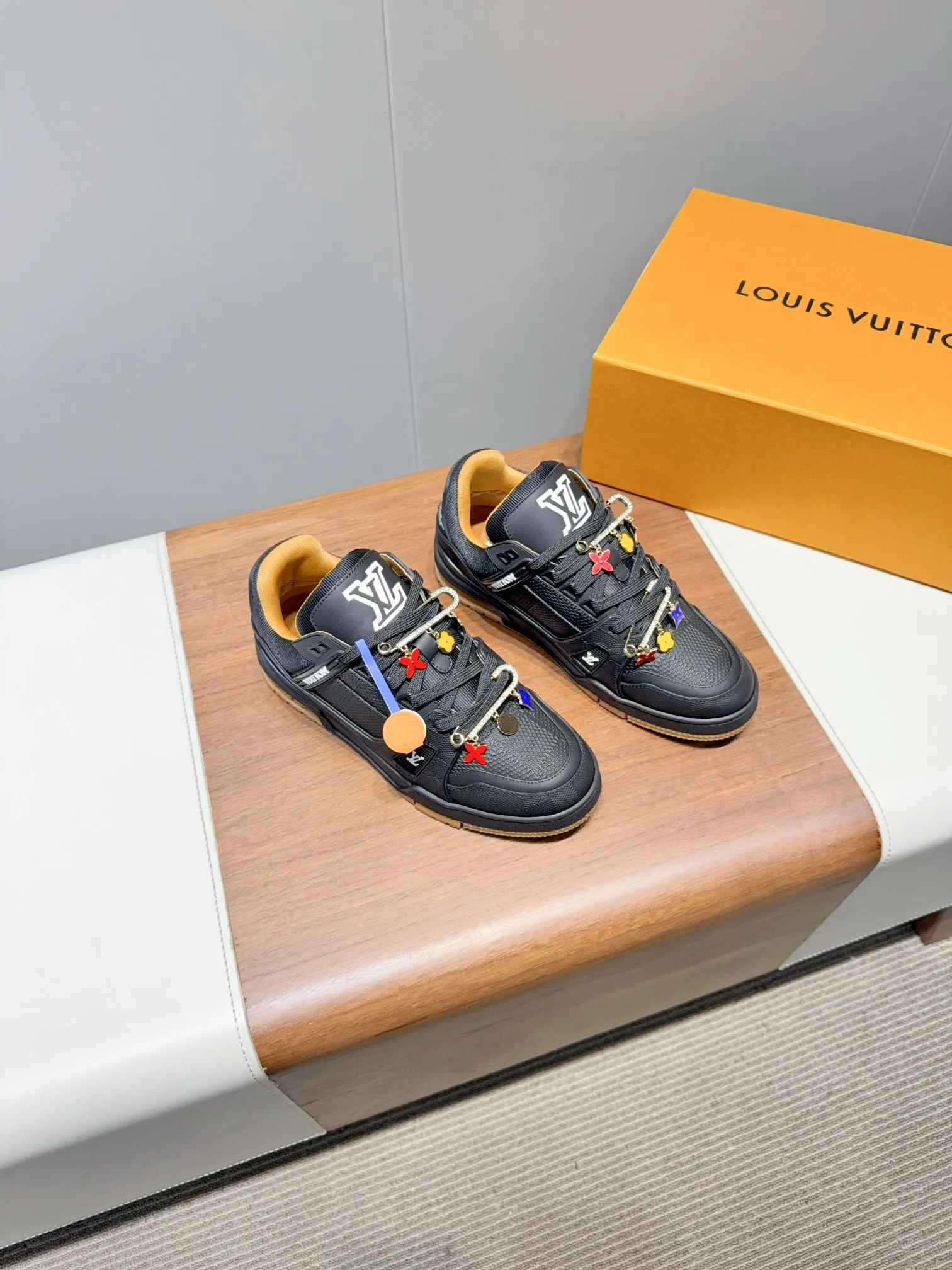 👟👟Ex-factory price 780👟👟Louis Vuitto- Louis Vuitton Couple's Casual Sports Shoes Skateboard Shoes Original purchase, development and production This LV Traine- sports shoe is made of cow leather to create a complex upper, which requires several hours of ingenious sewing to complete. The classic configuration is from the hands of Virgil Ablo-, showing the inspiration of retro basketball shoes. Exquisite packaging at the delivery counter. Fabric: Original customized first-layer cowhide. Inner foot pad: Breathable mesh. Heel height: 3cm. Outsole: Original molded two-color TPU combination outsole. Size: 35-45 (40 for women and 45 for men. Custom-made, non-refundable) (Note: Bulk items do not come with buckles. Please inform us if you need buckles when ordering) Buckle +20